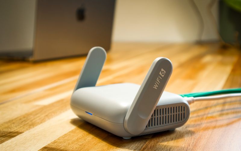 Moderner WLAN-Router auf einem Schreibtisch