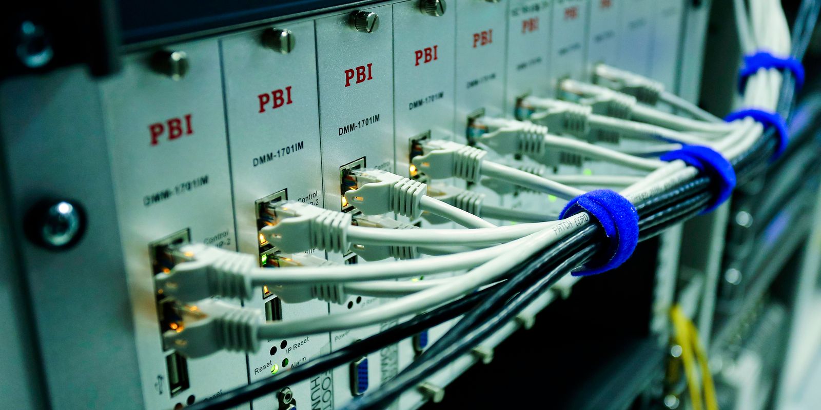 Patchfeld mit sauber gesteckten Netzwerkkabeln