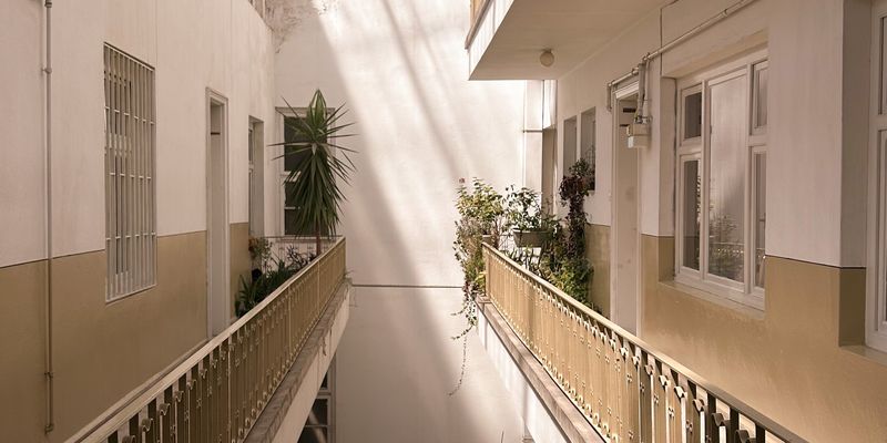 Innenhof eines Altbaus mit begrünten Balkonen
